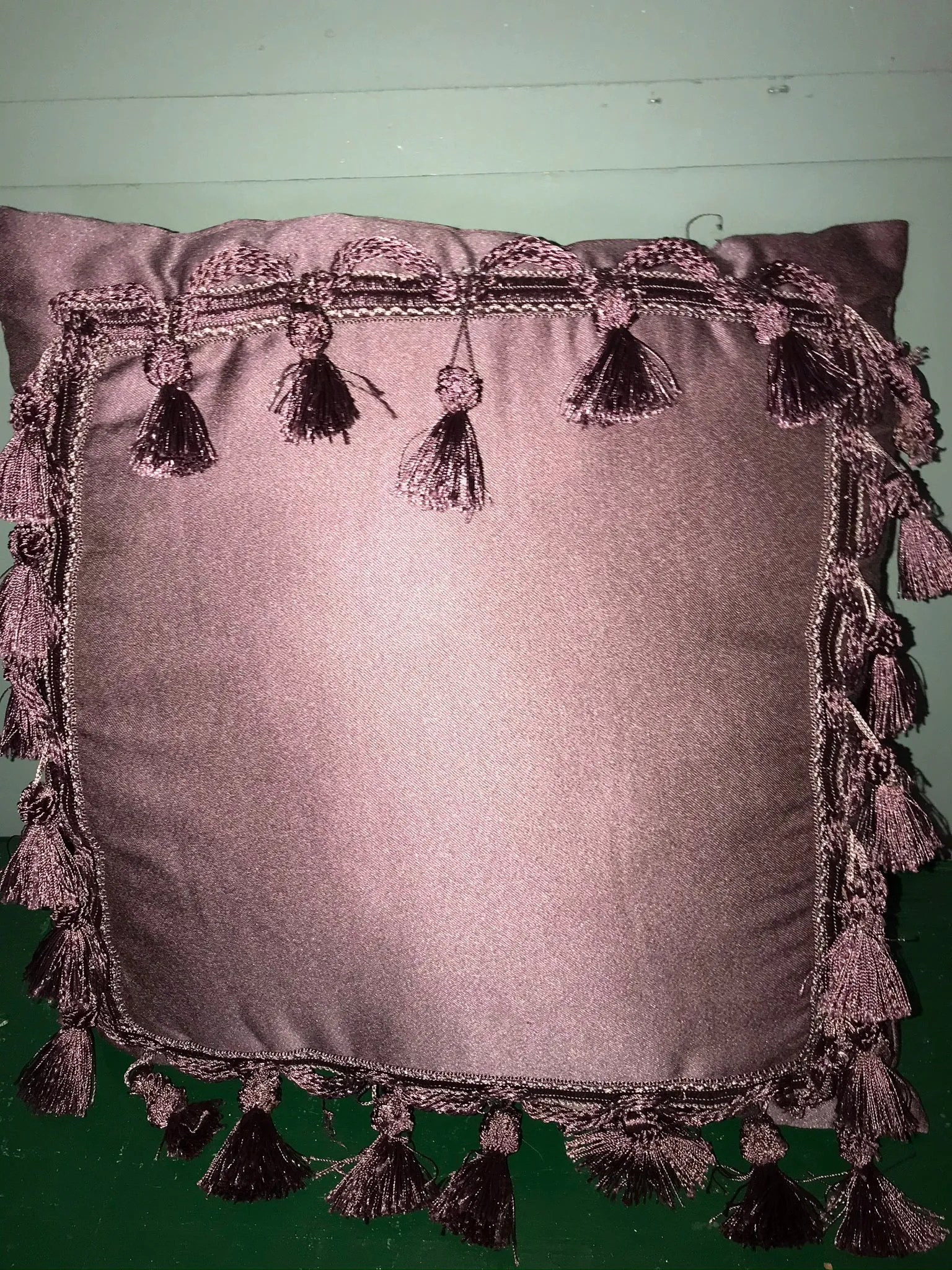 € Square PILLOWs 18” Light Dusty Purple Gold Trim Tassles Set/2